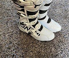 Helmet + Boots - Image 3/3