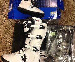 Kids wulf helmets,goggles,gloves,boots,body armour - Image 6/6