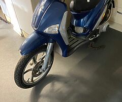 Piaggio 125 runs and rides ok 

V5 needs to be applied for 

£275 firm on price 
...
