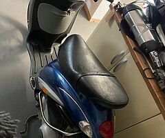 Piaggio 125 runs and rides ok 

V5 needs to be applied for 

£275 firm on price 
...
