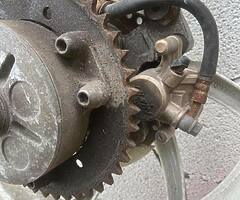 Honda VFR 400 swing arm & front wheel - Image 4/5