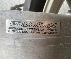 Honda VFR 400 swing arm & front wheel - Image 5/5