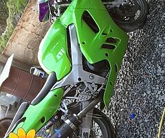 Zx900r  for sale needs radiator fixed small leek no time for it hence price