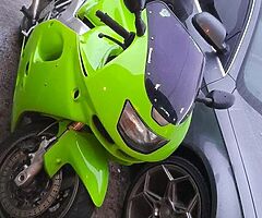 Zx900r  for sale needs radiator fixed small leek no time for it hence price