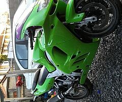 Zx900r  for sale needs radiator fixed small leek no time for it hence price