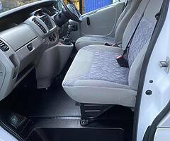 2007 Vivaro 2.5 Automatic 5 Seater Psv Take Small Px - Image 8/9