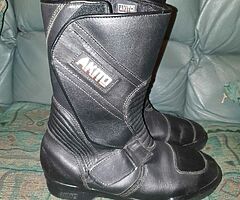 Leather bikers boots