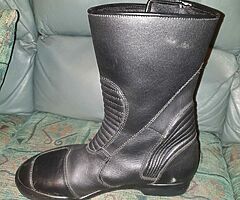 Leather bikers boots