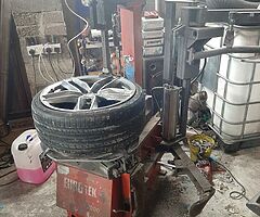 Tyre changer balancer compressor