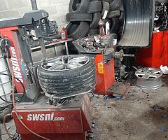 Tyre changer balancer compressor