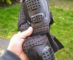 Fox titan body armour size large - Image 3/4