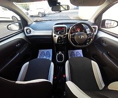 172 Toyota Aygo 1.0/ONLY 20k kilometres/High spec/Manual - Image 5/10