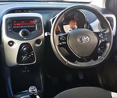 172 Toyota Aygo 1.0/ONLY 20k kilometres/High spec/Manual - Image 8/10