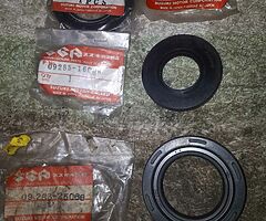 Suzuki gt 550 engine seals