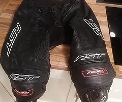 Various motorbike leathers and boots - Image 3/8