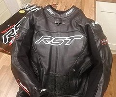 Various motorbike leathers and boots - Image 5/8
