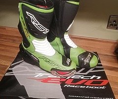 Various motorbike leathers and boots - Image 8/8