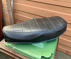 Yamaha RD400 seat Original & in very good condition - Image 3/4