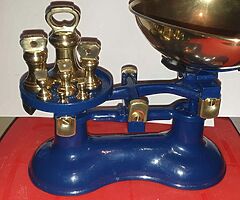 Beautiful original heavy victor of England scales in blue with full set of brass bell weights - Image 3/7
