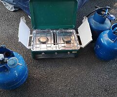 Camping cooker and 3 bottles of gas