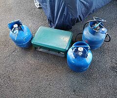 Camping cooker and 3 bottles of gas