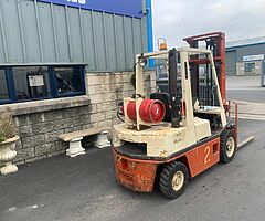 2001 Nissan Gas Forklift - Image 4/8