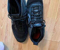 Mountain bike shoes