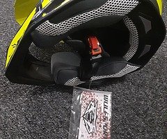 BRAND NEW WULFSPORT AND RIP AND ROLL GOGGLES. SIZE 55/56SMALL