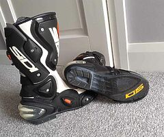 Ladies Shoei helmet, Sidi boots, Frank Thomas leather pants. - Image 4/9