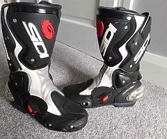 Ladies Shoei helmet, Sidi boots, Frank Thomas leather pants. - Image 5/9