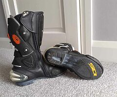 Ladies Shoei helmet, Sidi boots, Frank Thomas leather pants. - Image 9/9