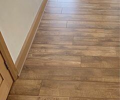 Oak effect laminate flooring. Approx 35 m2. - Image 4/9