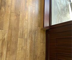 Oak effect laminate flooring. Approx 35 m2. - Image 5/9