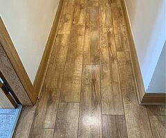Oak effect laminate flooring. Approx 35 m2. - Image 6/9