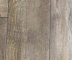 Oak effect laminate flooring. Approx 35 m2. - Image 7/9
