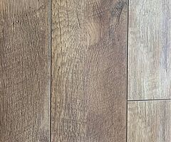 Oak effect laminate flooring. Approx 35 m2. - Image 8/9