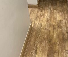 Oak effect laminate flooring. Approx 35 m2. - Image 9/9