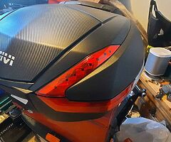 Givi V47 carbon top box