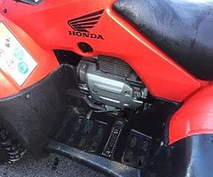 Honda farm quad for sale 250cc 2009 but can talk on price needs one back tyre as it is bad