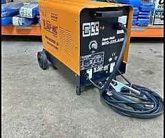 Brand new gas/gasless 225 amp mig welders free delivery.