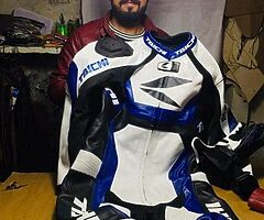 Customized suit included boots gloves complete set with original quality in best price of 400£