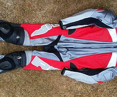 Nearly new Richa leathers