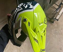 helmet and goggles - Image 4/8