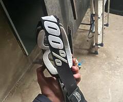 helmet and goggles - Image 5/8