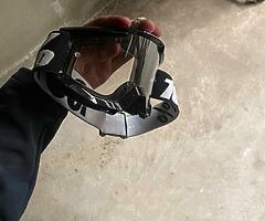 helmet and goggles - Image 6/8