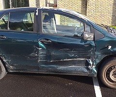 06 yaris green parts for sale tyres, battry lights, engine, Etc - Image 3/4