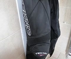 New without tags 2 piece teckic leather suit uk48