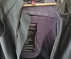 New without tags 2 piece teckic leather suit uk48 - Image 4/6