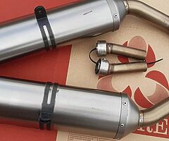 YAMAHA R1 AKRAPOVIC EXHAUST CANS - Image 6/6