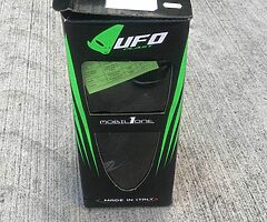 Brand new men’s UFO knee pads